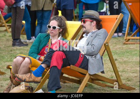 Mann & Frau Entspannung in Liegestühlen am Hay Festival für Literatur und Kunst 2017 Hay-on-Wye Powys Wales Großbritannien Stockfoto