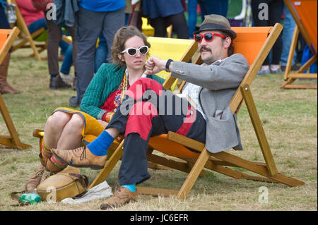 Mann & Frau Entspannung in Liegestühlen am Hay Festival für Literatur und Kunst 2017 Hay-on-Wye Powys Wales Großbritannien Stockfoto