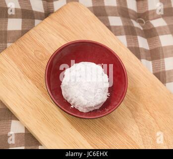 Japanisch, traditionelles Dessert, Erdbeere Mochi, Ichigo Daifuku oder japanischen Reiskuchen gefüllt mit roter Bohnenpaste auf Tablett aus Holz. Stockfoto