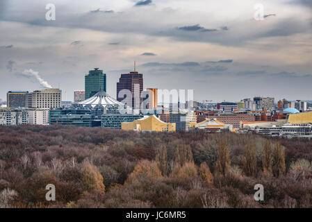 Der Panoramablick von der modernen Gebäude am Potsdamer Platz im Bezirk Tiergarten von Berlin, Deutschland. Es ist das wirtschaftliche Zentrum von Deutschland. Stockfoto