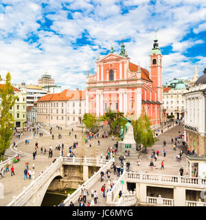 Romantische Ljubljana Stadtzentrum: Fluss Ljubljanica, Triple Bridge (Drachenbrücke), Preseren Quadrat und Franziskaner Kirche der Mariä Verkündigung; Ljubljana, Slowenien, Europa. Stockfoto