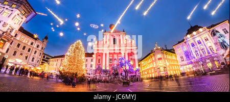 Für Weihnachtsmärchen dekoriert romantische Ljubljana Stadtzentrum entfernt. Preseren Platz, Ljubljana, Slowenien, Europa. Stockfoto