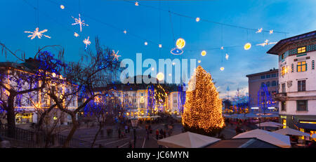 Für Weihnachtsmärchen dekoriert romantische Ljubljana Stadtzentrum entfernt. Preseren Platz, Ljubljana, Slowenien, Europa. Stockfoto