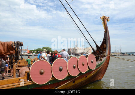 BAY CITY, MI - 17 Juli: Besucher erkunden die Wikinger-Langschiff Draken Harald Harfagre bei der Tall Ship-Feier in Bay City, Michigan am 17. Juli 2016. Stockfoto