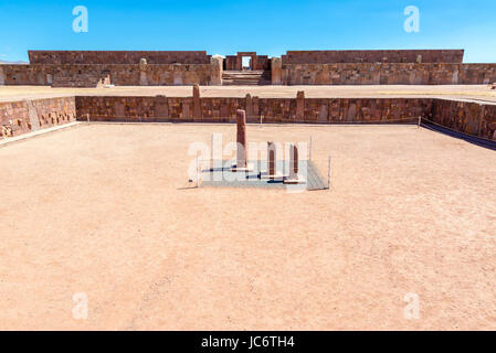 Blick auf den halb unterirdischen Tempel auf der UNESCO-Weltkulturerbe der Tiwanku in der Nähe von La Paz, Bolivien Stockfoto