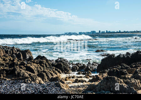 Blick auf die Stadt Punta del Este von La Barra Strand, Uruguay Atlantikküste Stockfoto