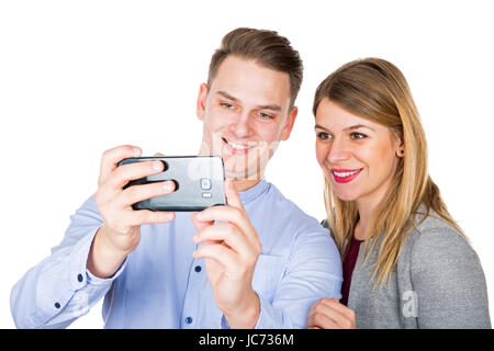 Bild von einem jungen Paar, das gerade eine lustige Video auf Handy, auf isolierte Hintergrund posiert Stockfoto