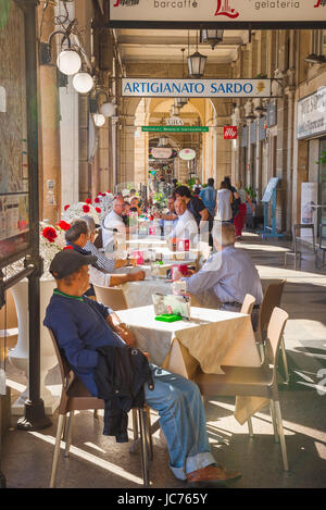 Cagliari Arcade, entspannen Sie sich Menschen in einer Café-Terrasse im Inneren der Arkaden Straße, die entlang der Via Roma im Stadtteil Marina Cagliari, Sardinien. Stockfoto