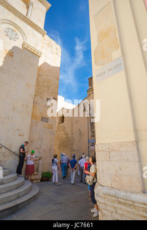 Cagliari Castello, nehmen Touristen verlassen der Kathedrale in Cagliari Schatten in der Piazza Palazzo, Sardinien. Stockfoto