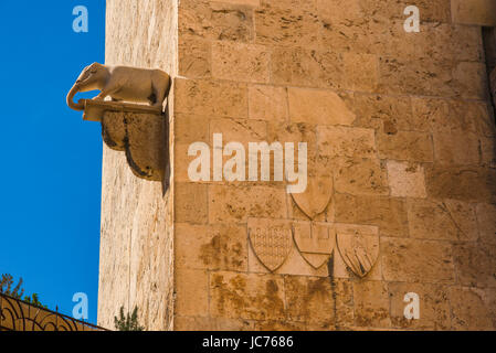 Cagliari Elefant Turm, Detail der Fassade der Torre dell'Elefante im Quartier Castello zeigt ein Stein Elefant, stehend auf einem Corbel. Stockfoto