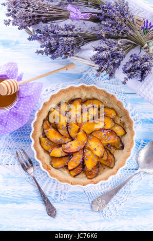 Nektarinen-Tarte mit Lavendel und Honig Stockfoto