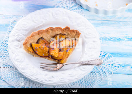Nektarinen-Tarte mit Lavendel und Honig Stockfoto