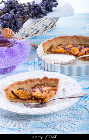 Nektarinen-Tarte mit Lavendel und Honig Stockfoto