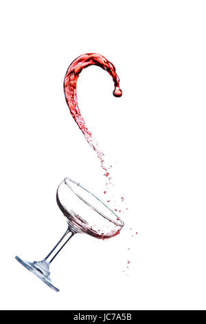 Rotwein wird in ein Glas gegossen. Stockfoto