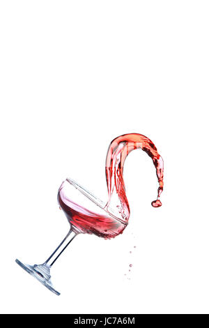 Rotwein wird in ein Glas gegossen. Stockfoto