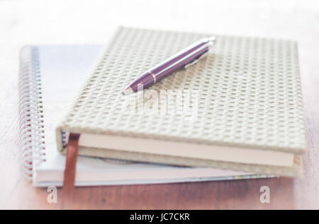 Stift und zwei Notebooks auf Holztisch, Fotoarchiv Stockfoto