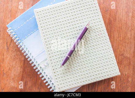 Zwei Notebooks und Stift, Fotoarchiv Stockfoto