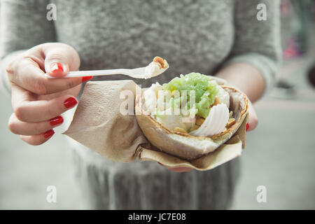 Frau Hände halten Eis auf Coconut Stockfoto