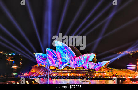 Sydney, Australien - 12. Juni 2017: Bündel von blauem Licht strahlen schneiden gegen das Sydney Opera House während Vivid Sydney-Licht-Show Stockfoto