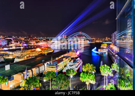 Circular Quay die Felsen und Sydney harbour vom erhöhten Aussichtspunkt auf die Sydney Harbour Bridge Festival Vivid Sydney 2017. Beleuchtete Syd Stockfoto