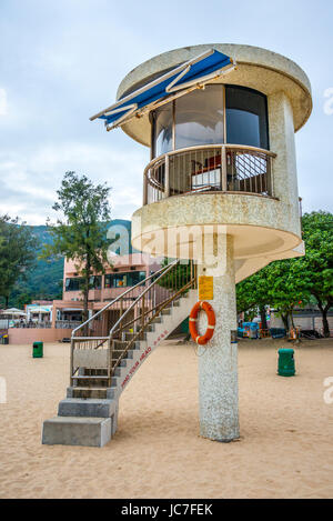 Shek O Strand mit Bademeister Turm, Shek O, Hong Kong Stockfoto