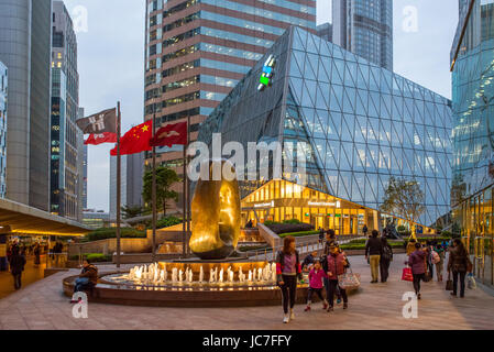 Forum, Exchange Square Plaza, Hong Kong, Abend Stockfoto