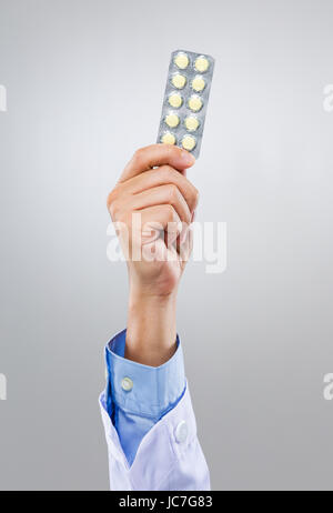 Arzt zu halten, mit der Medizin-pack Stockfoto