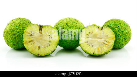 In Scheiben geschnitten Osage Orange (Maclura), Isolated on White Background Stockfoto
