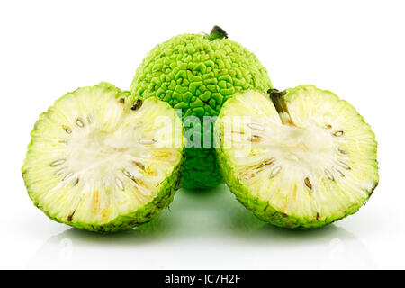 In Scheiben geschnitten Osage Orange (Maclura), Isolated on White Background Stockfoto