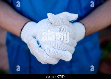 Junge Gärtner in Latzhosen für die Arbeit fertig Stockfoto