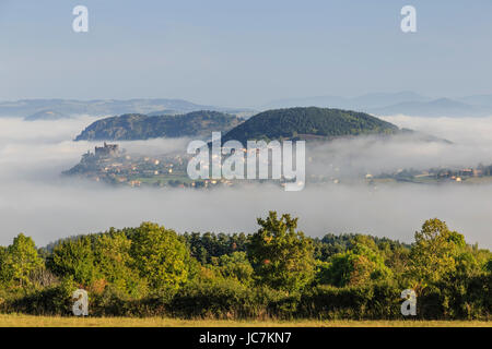 Frankreich, Haute-Loire (43), Arsac-En-Velay, Château de Bouzols Émergeant De La Brume Matinale / / Frankreich, Haute-Loire, Arsac En Velay, Bouzols Schloss Eme Stockfoto