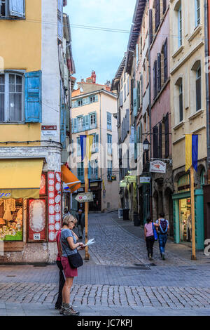 Frankreich, Haute-Loire (43), Le Puy-En-Velay, la Rue Chenebouterie Dans la Vieille Ville / / Frankreich, Haute-Loire, le Puy En Velay, Chenebouterie Straße in Stockfoto