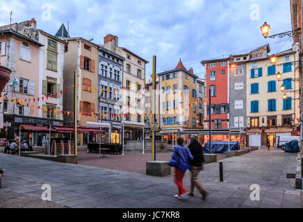 Frankreich, Haute-Loire (43), Le Puy-En-Velay, la Place du Plot le Soir / / Frankreich, Haute-Loire, le Puy En Velay, Grundstück Platz am Abend Stockfoto