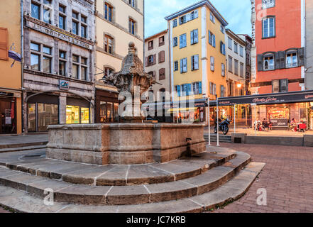 Frankreich, Haute-Loire (43), Le Puy-En-Velay, Fontaine De La Place du Plot le Soir / / Frankreich, Haute-Loire, le Puy En Velay, Grundstück Platz am Abend t Stockfoto