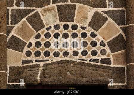 Frankreich, Haute-Loire (43), Le Puy-En-Velay, Aiguilhe, la Chapelle Saint Clair, Tympan de La Porte / / Frankreich, Haute-Loire, le Puy En Velay, Aiguilhe, Sa Stockfoto