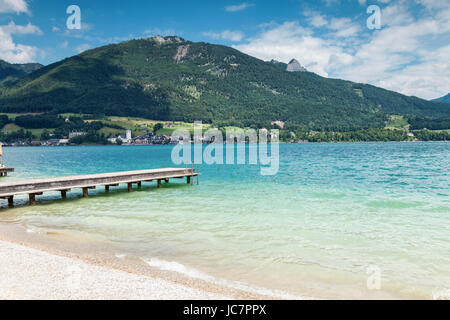 Wolfgangsee-See mit türkisfarbenem Wasser in der Nähe von Salzburg in Österreich Stockfoto