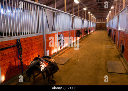 Ein Sattel wartet auf Pferde zurück im Stall montiert werden Stockfoto