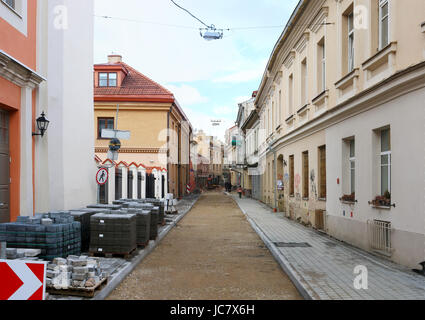 VILNIUS, Litauen - 30. April 2017: Reparatur Teil einer Fußgängerzone schmale Stadtstraße im alten Viertel der baltische Hauptstadt Stockfoto