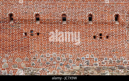 Tausende von roten Ziegeln machen ein Stück einer alten Mauer der alten Festung Stockfoto