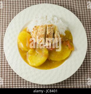 Japanische Küche und Lebensmittel, frittierte Schweineschnitzel oder Tonkatsu mit gekochtem Reis und Curry-Sauce serviert. Stockfoto