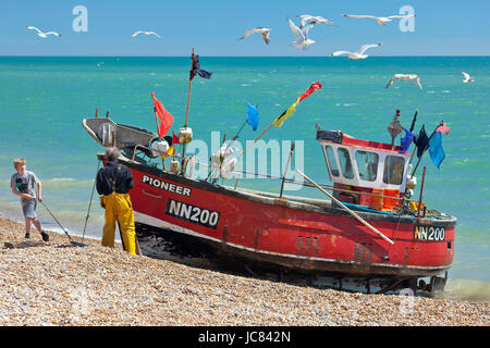 Angelboot/Fischerboot auf den Strand in Hastings Stade geschleppt wird. Stockfoto