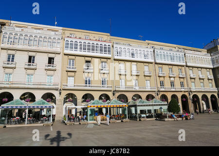 A Coruña, Spanien - 30. Juli 2014: Blick auf die berühmte Architektur mit Glas Balkone neben dem Rathaus am Maria Pita Square in A Coruna, Galicien, Spanien. Diese architektonische Besonderheit gibt A Coruna den Beinamen "City of Glass". Stockfoto