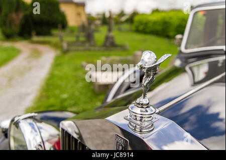 Rolls Royce Silver Lady Figur auf einem 1938 Rolls-Royce Wraith geparkt auf einem kirchlichen Friedhof. Stockfoto