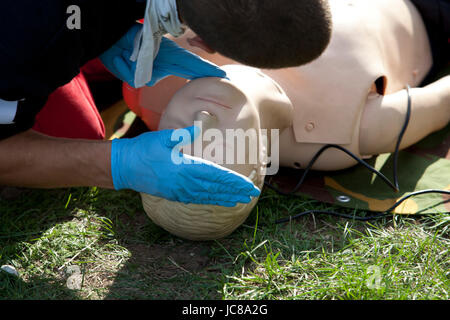 Lehrer zeigt, wie Sie atmen an einem Dummy zu überprüfen Stockfoto