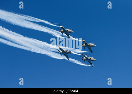 Helsinki, Finnland - 9. Juni 2017: die finnische Luftwaffe Display Team Midnight Hawks feiert 20. Geburtstag des Teams und 100 Jahre Jubiläum des Stockfoto