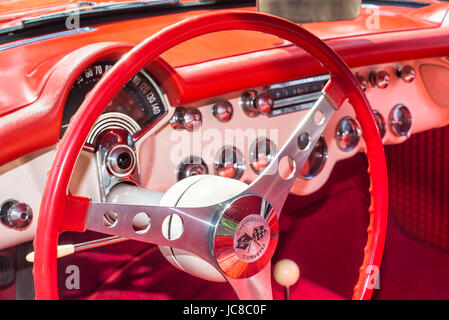 GROSSE POINTE SHORES, Michigan/USA - 13. Juni 2017: Ein 1957 Chevrolet Corvette Dashboard bei der EyesOn Design-Auto-Show. Stockfoto