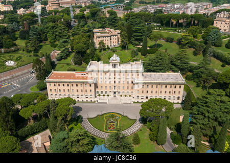 Rom. Italien. Blick auf den Palast des Gouvernements (Palazzo del Governatorates) & umliegenden Gärten des Vatikans. Stockfoto