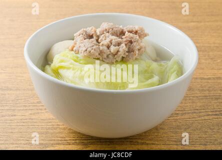 Thai-Küche und Essen, eine Schüssel mit leckeren Salat mit gehacktem Schweinefleisch und Fisch Fleisch Ball Suppe. Stockfoto