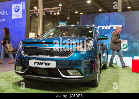 Kiew, UKRAINE - 7. April 2017: Menschen besuchen Kia Niro Hybrid Auto stand auf der 2. International Trade Show von elektrische und hybride Fahrzeuge Plug-in Ukraine Stockfoto