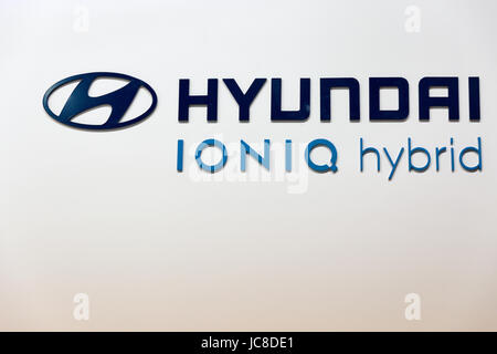 Kiew, UKRAINE - 7. April 2017: Hyundai Ioniq Hybrid Auto stand Logo Closeup am 2. internationalen Handel zeigen der elektrische und hybride Fahrzeuge Plug-in Großbritannien Stockfoto